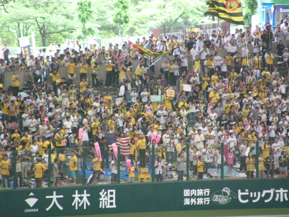 やっぱり熱狂的な凄まじい応援を続けた阪神タイガースファンたち